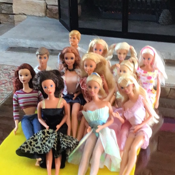 10 Barbies and Two KensThe price is right - Picture 2 of 16